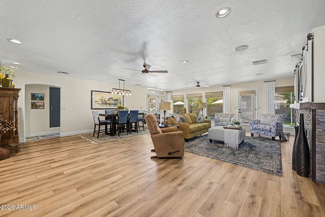1711 E GRANDVIEW Street, Mesa, AZ 85203