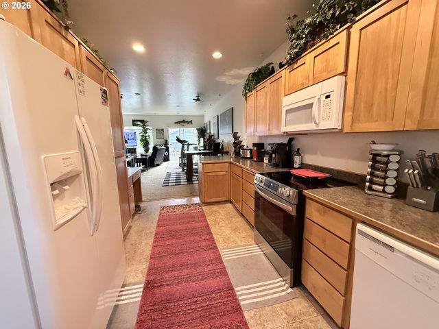 815 OLD COUNTY Rd 5, Brookings, OR 97415