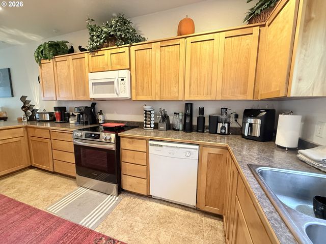815 OLD COUNTY Rd 5, Brookings, OR 97415