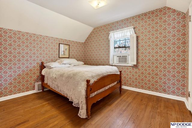 5824 Nicholas Street, Omaha, NE 68132