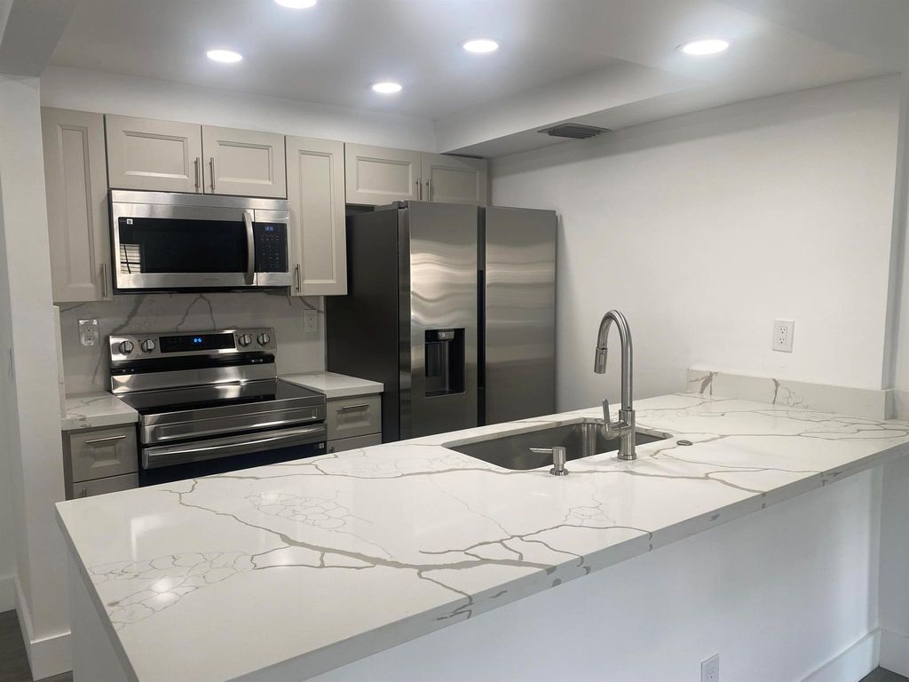 9466 Boca Cove Circle 303, Boca Raton, FL 33428