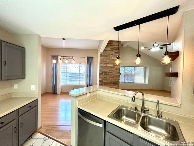 6050 Broadmeadow, San Antonio, TX 78240