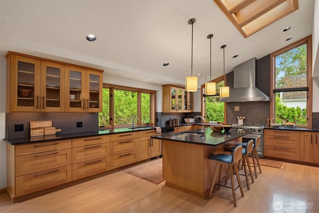 2420 82nd Avenue NE, Medina, WA 98039