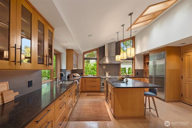 2420 82nd Avenue NE, Medina, WA 98039