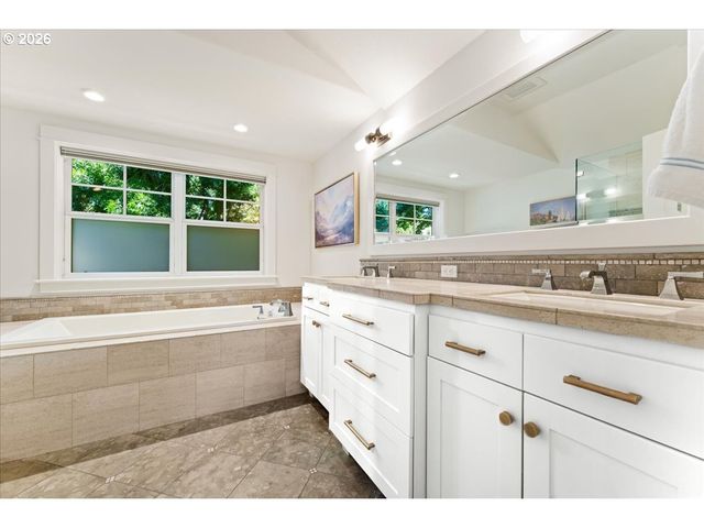 3788 CALAROGA Dr, West Linn, OR 97068