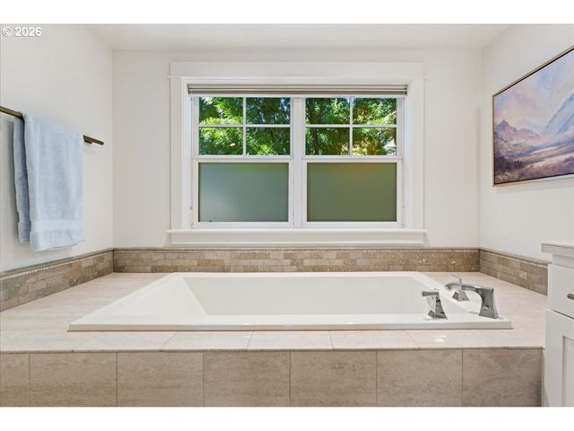 3788 CALAROGA Dr, West Linn, OR 97068