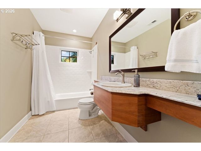 3788 CALAROGA Dr, West Linn, OR 97068