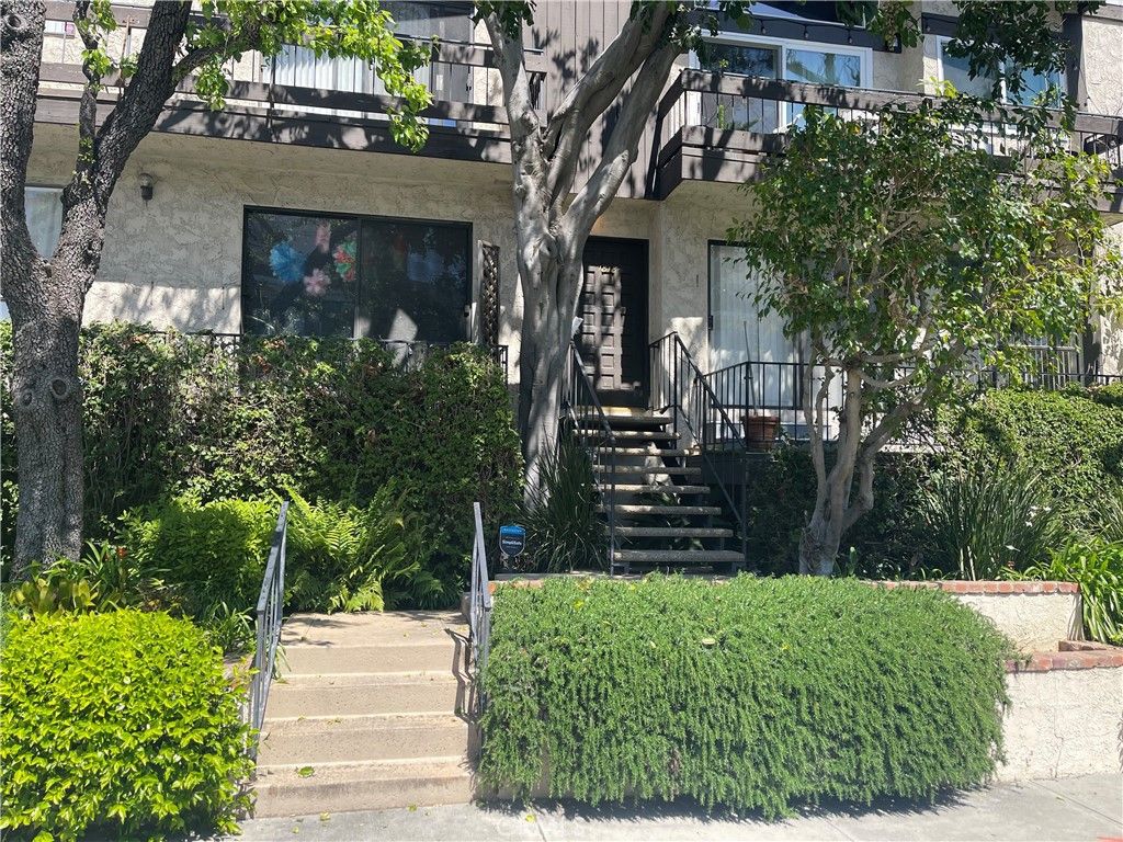 Image 2 of property listing at 1818 Kelton Avenue 101, Los Angeles, CA 90025