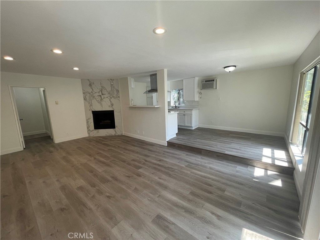 Image 4 of property listing at 1818 Kelton Avenue 101, Los Angeles, CA 90025