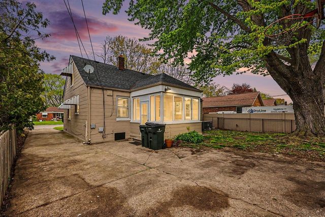 21516 Madison Street, Saint Clair Shores, MI 48081