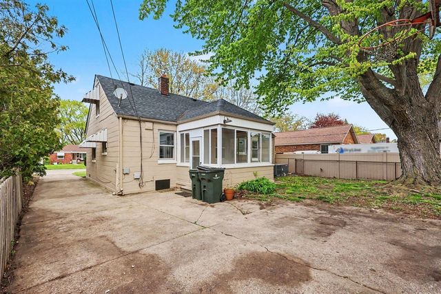 21516 Madison Street, Saint Clair Shores, MI 48081