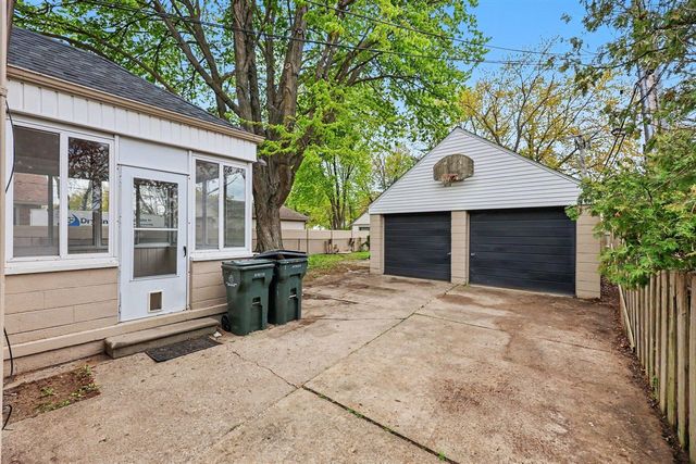 21516 Madison Street, Saint Clair Shores, MI 48081