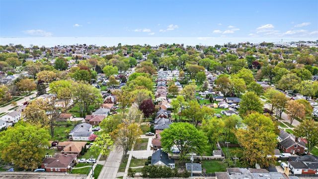 21516 Madison Street, Saint Clair Shores, MI 48081