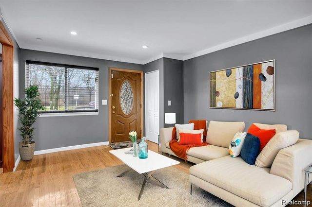 7518 Hazelton Street, Dearborn Heights, MI 48127