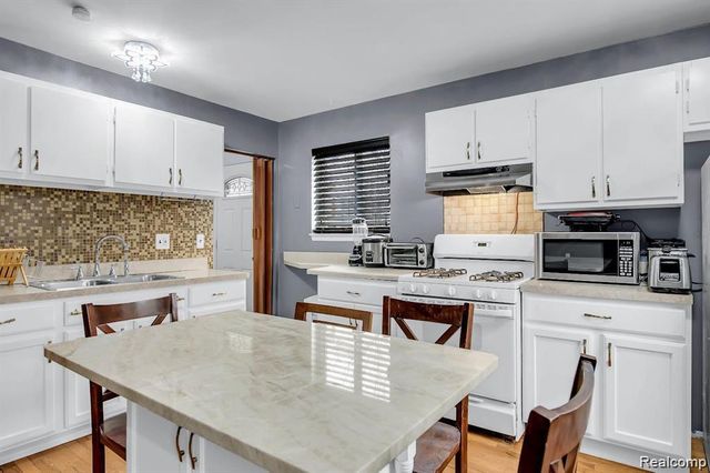 7518 Hazelton Street, Dearborn Heights, MI 48127