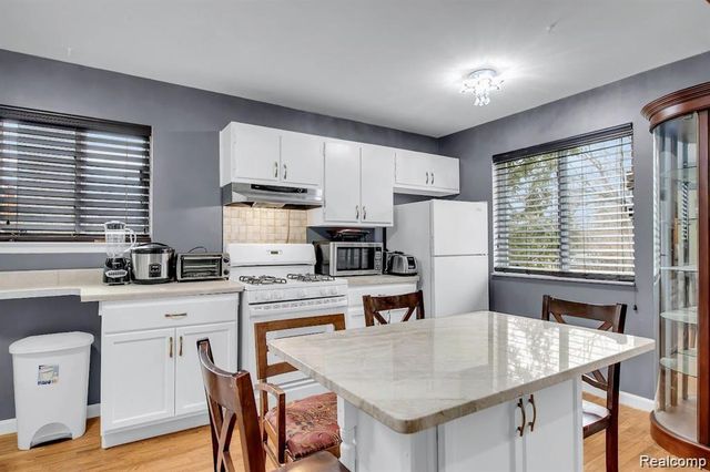 7518 Hazelton Street, Dearborn Heights, MI 48127