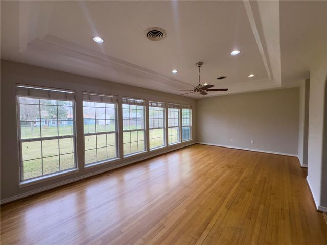 217 Carnation Street, Lake Jackson, TX 77566