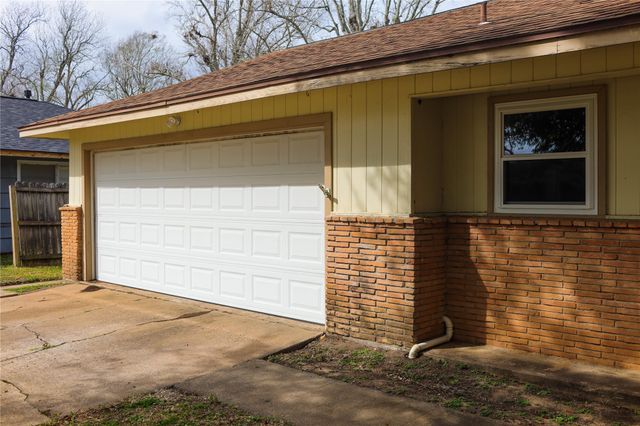 217 Carnation Street, Lake Jackson, TX 77566