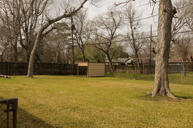 217 Carnation Street, Lake Jackson, TX 77566