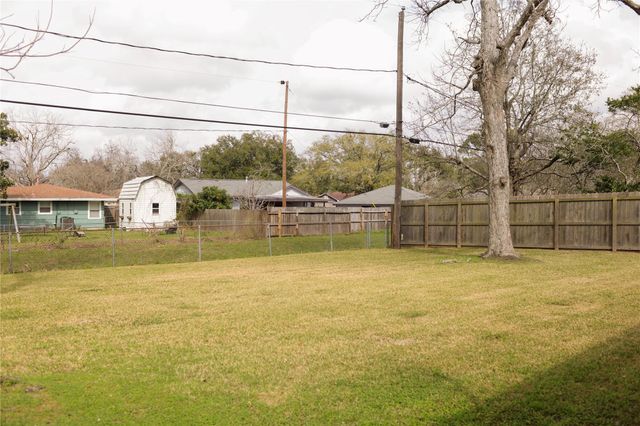 217 Carnation Street, Lake Jackson, TX 77566