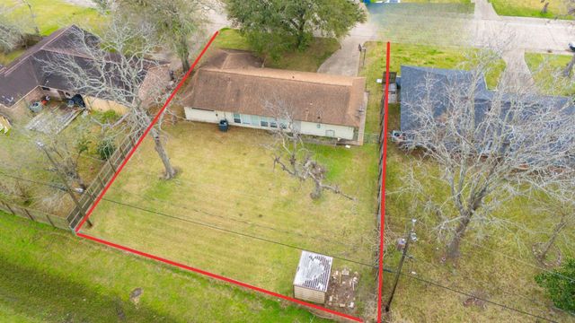 217 Carnation Street, Lake Jackson, TX 77566