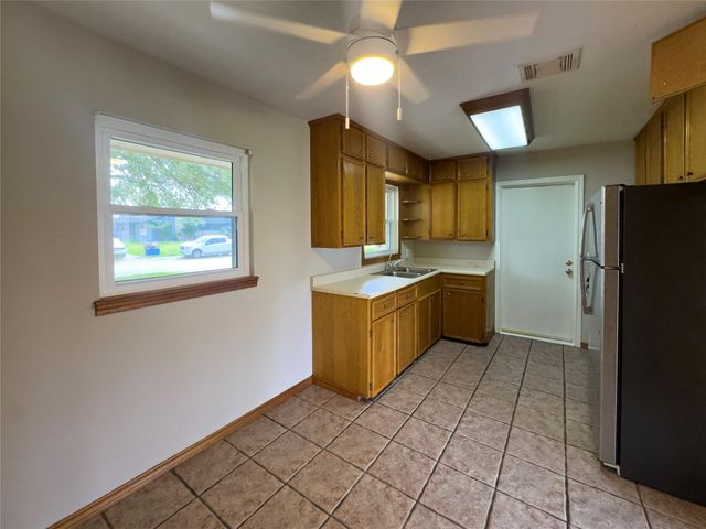 217 Carnation Street, Lake Jackson, TX 77566