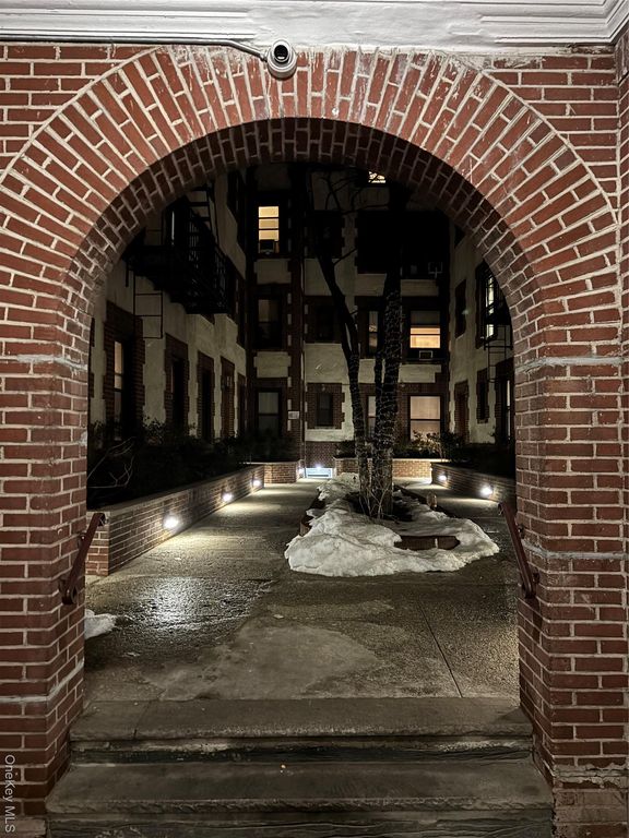 31-14 Crescent Street 7D, Astoria, NY 11106