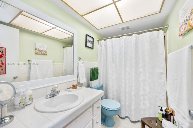 11960 NE 19th Dr 17, North Miami, FL 33181