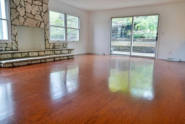 456 Roxbury Road, Valparaiso, IN 46385