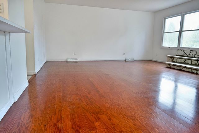 456 Roxbury Road, Valparaiso, IN 46385