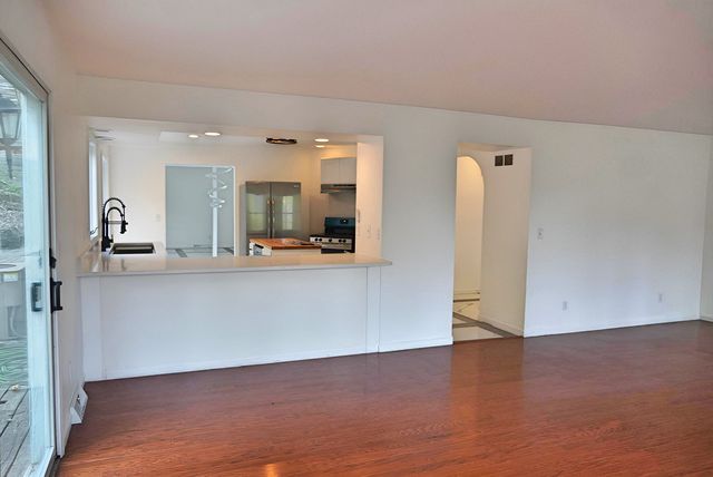 456 Roxbury Road, Valparaiso, IN 46385