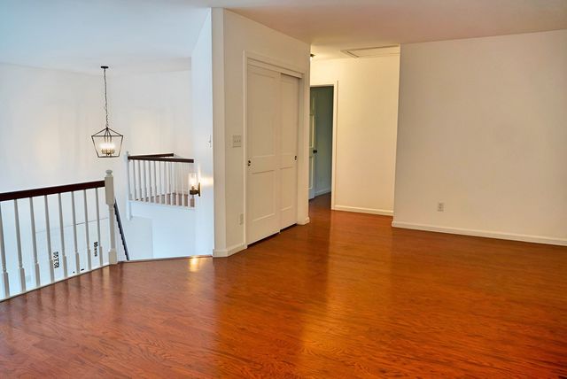 456 Roxbury Road, Valparaiso, IN 46385