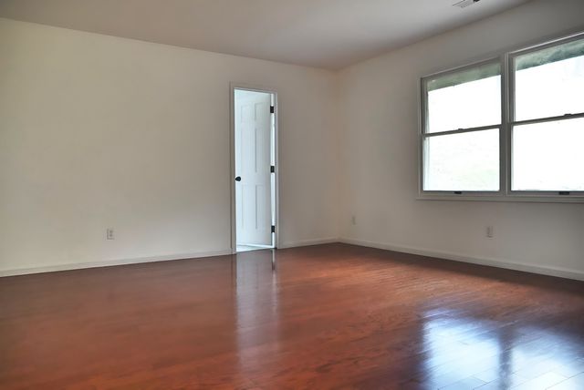 456 Roxbury Road, Valparaiso, IN 46385