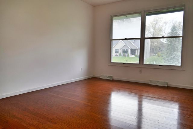 456 Roxbury Road, Valparaiso, IN 46385