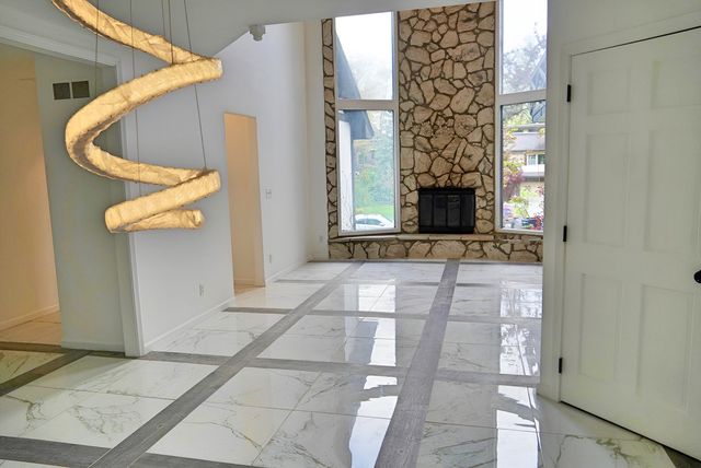 456 Roxbury Road, Valparaiso, IN 46385