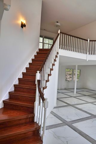 456 Roxbury Road, Valparaiso, IN 46385