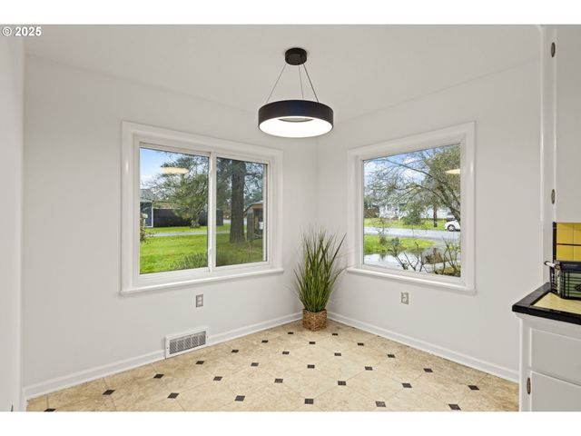 2712 Ne 111TH Dr, Portland, OR 97220