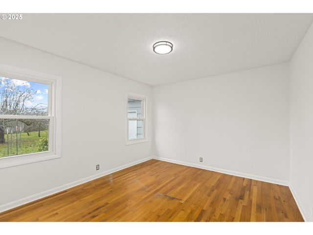 2712 Ne 111TH Dr, Portland, OR 97220