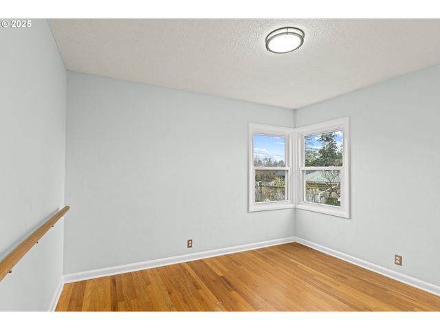 2712 Ne 111TH Dr, Portland, OR 97220