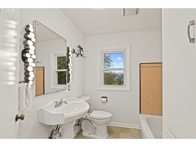 2712 Ne 111TH Dr, Portland, OR 97220