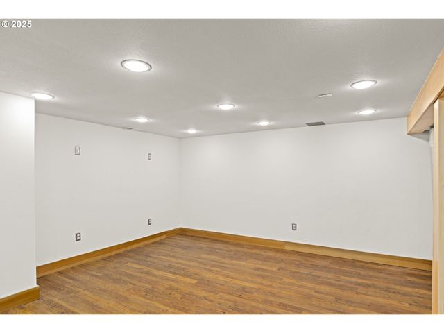 2712 Ne 111TH Dr, Portland, OR 97220