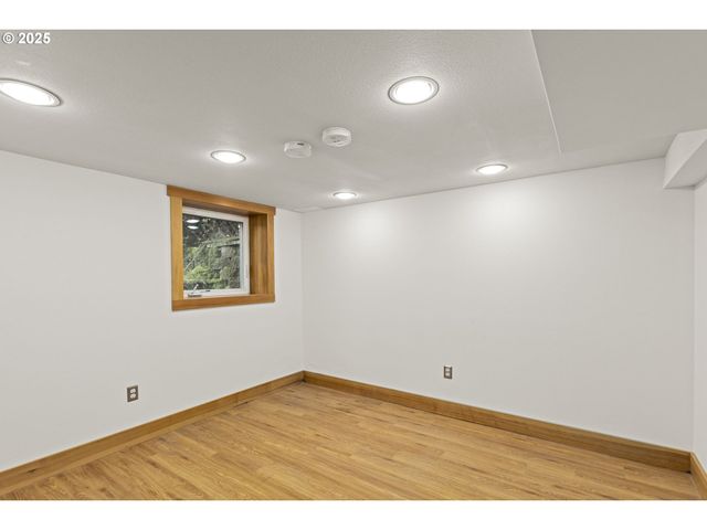 2712 Ne 111TH Dr, Portland, OR 97220