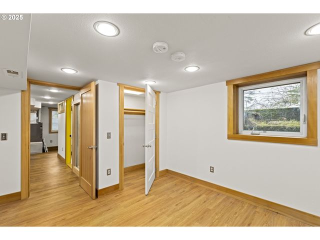 2712 Ne 111TH Dr, Portland, OR 97220