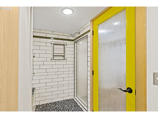 2712 Ne 111TH Dr, Portland, OR 97220