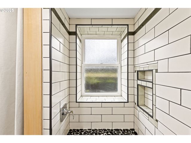 2712 Ne 111TH Dr, Portland, OR 97220