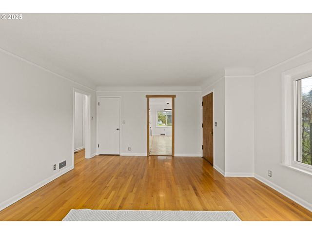 2712 Ne 111TH Dr, Portland, OR 97220