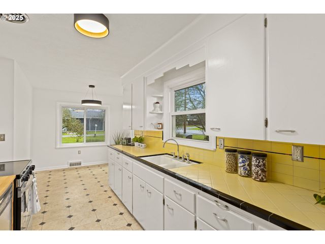 2712 Ne 111TH Dr, Portland, OR 97220