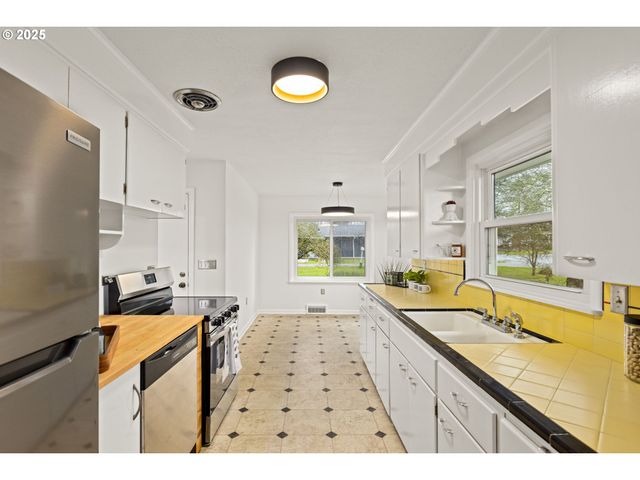 2712 Ne 111TH Dr, Portland, OR 97220