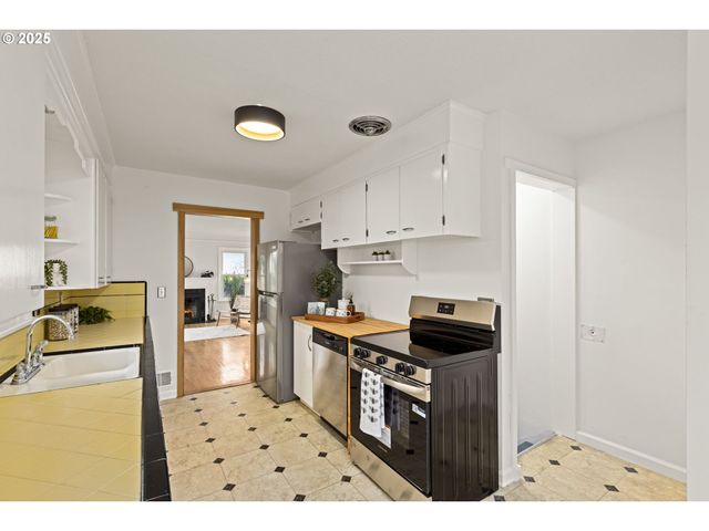 2712 Ne 111TH Dr, Portland, OR 97220