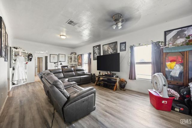 222 Hughes Avenue, Bakersfield, CA 93308